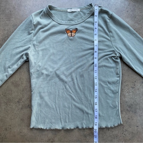 3 for $40 ✨ Embroidered Butterfly Long Sleeve Lettuce Hem Baby Tee - Picture 5 of 7